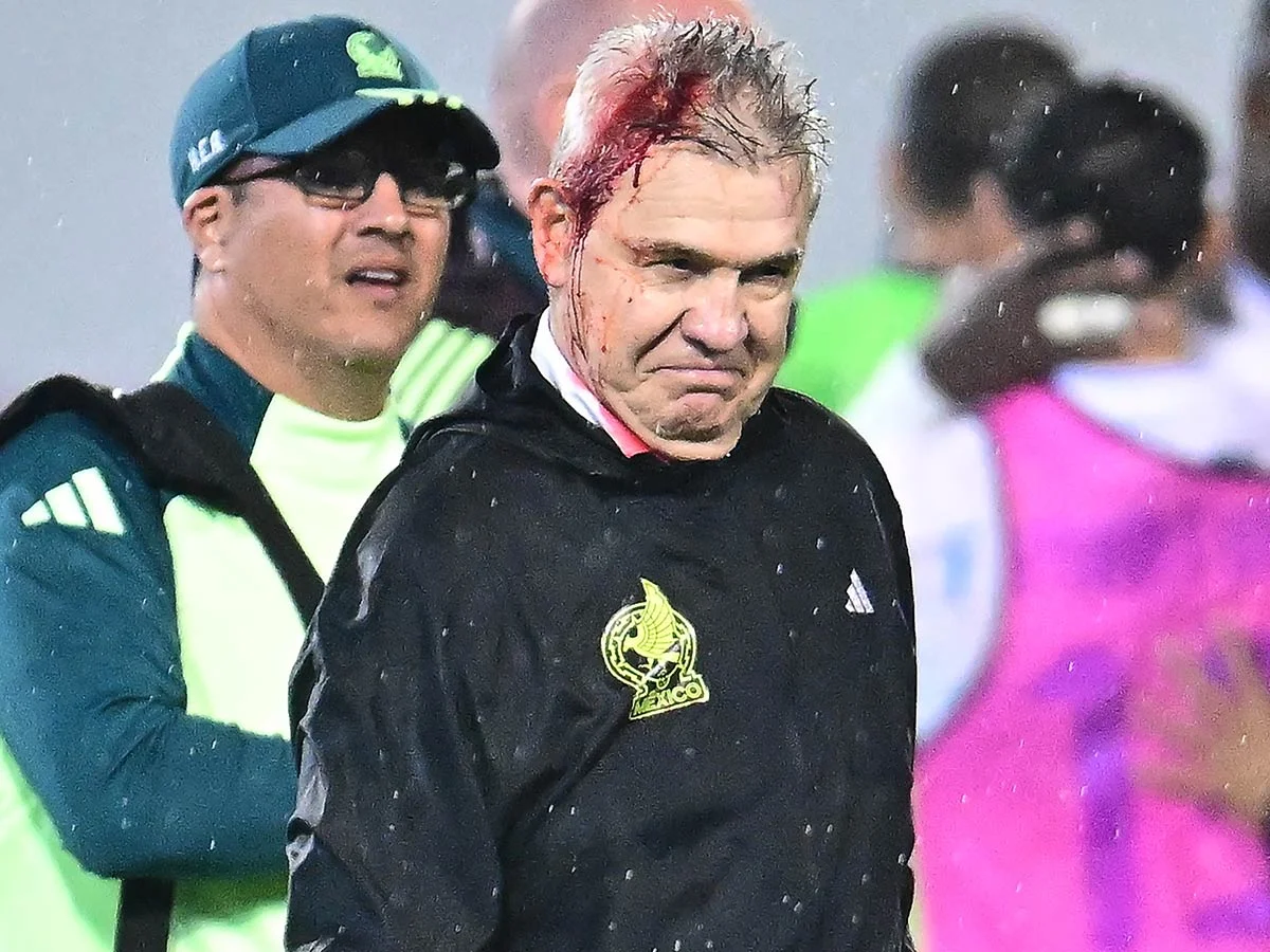 Javier Aguirre, el estratega mexicano, fue víctima de una agresión por parte de la grada.