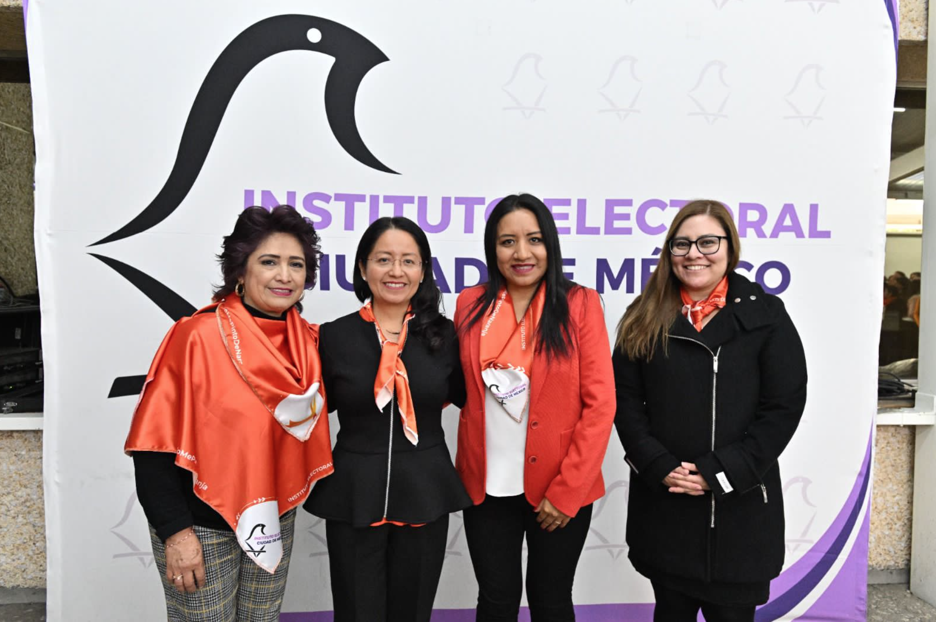 Entre las actividades programadas para los próximos días, destacan la iluminación del edificio central en tono naranja en alusión al color que simboliza esta conmemoración.