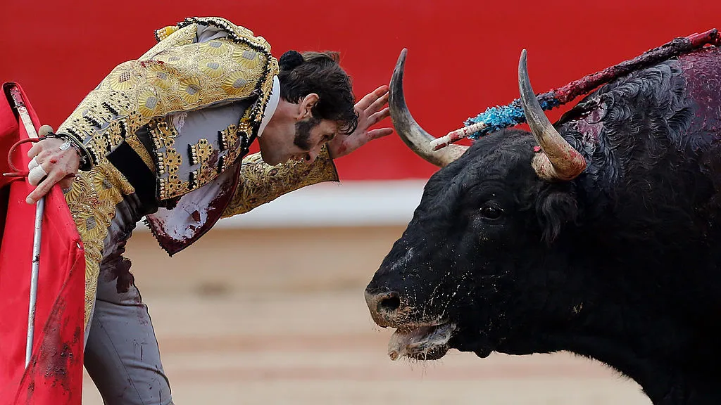 En este contexto, mientras el mundo cambia, los toros resisten.