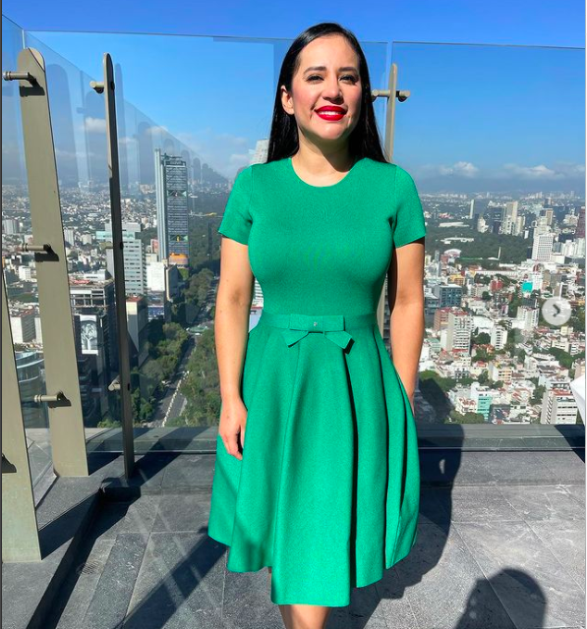 Según la queja que interpusieron las propias marcas, en distintas campañas y videos en redes sociales, Sandra Cuevas utilizo logotipos “semejantes o similares” a; Tianguis Turístico México y Diseño, Tianguis Turístico Digital México y Diseño y Tianguis Turístico México.