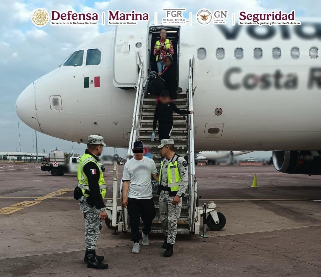 Sujeto bajando en Guadalajara con su familia, después de intentar desviar el vuelo a los Estados Unidos.